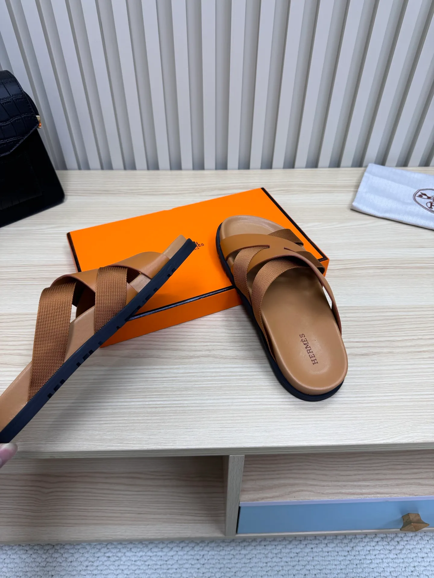 👟👟Ex-factory price 502👟👟 (Top version) Hermes 🐎The extremely popular couple's second uncle slippers/the latest snake print sandals and slippers, paired with various colorful socks, so trendy!  ———————— Upper: imported cowhide/sheep leather/cloth/palmprint leather lining: imported cowhide/sheepskin outsole: Tpu non-slip and wear-resistant outsole Female size: 35-42 (40.41.42 non-returnable and non-exchangeable) Male code: 39-45 (45 non-returnable and non-exchangeable)